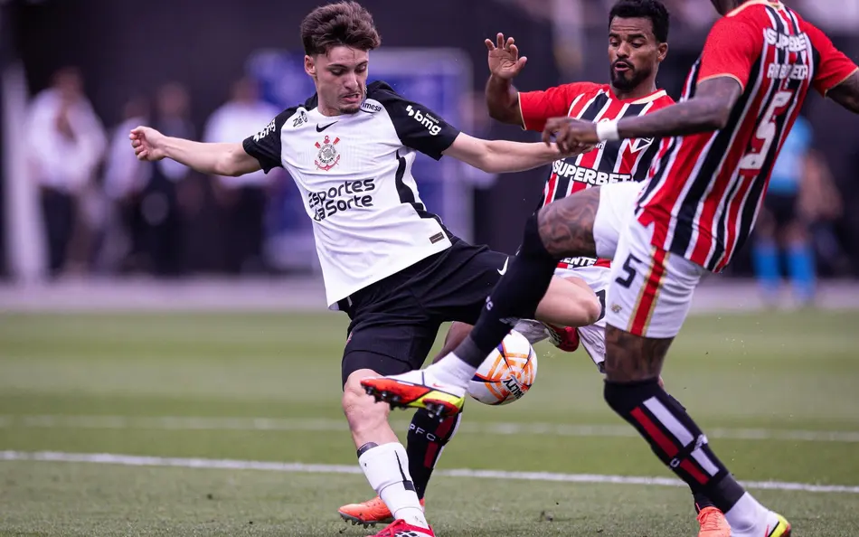 Imagem de jogadores de Corinthians e São Paulo disputando bola no Majestoso na Neo Química Arena pelo Paulistão 2026